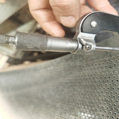 Feuillard perforé en aluminium enduit 10mm - 2500mm pour la construction
