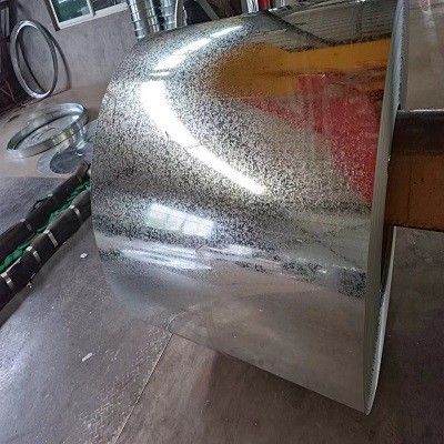 Z275 a enduit la toiture d'une première couche de peinture en acier galvanisée en métal de bobine couvre des matériaux de construction