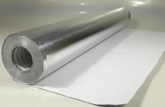 Chauffez le papier d'aluminium matériel réfléchi faisant face à la fibre de verre tissée enduite