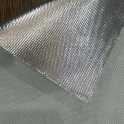 Chauffez le papier d'aluminium matériel réfléchi faisant face à la fibre de verre tissée enduite