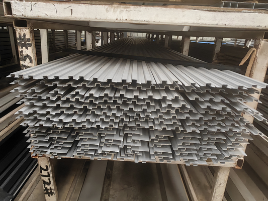 épaisseur 6061 de 0.38mm profil en aluminium de l'extrusion 6082 6063 pour des portes et Windows