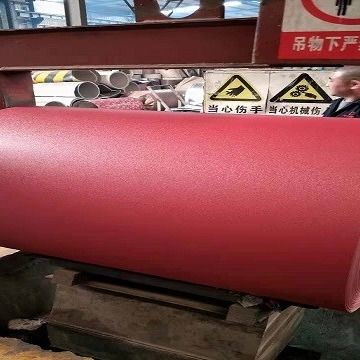 La tôle galvanisée enduite d'une première couche de peinture love le zinc Z30 enduit