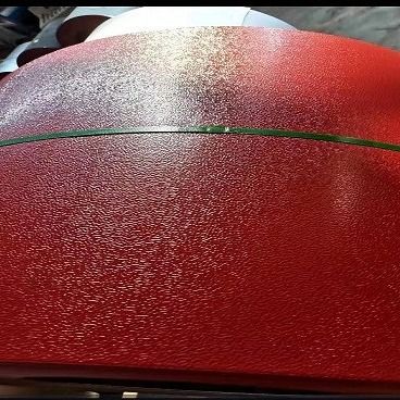 La tôle galvanisée enduite d'une première couche de peinture love le zinc Z30 enduit