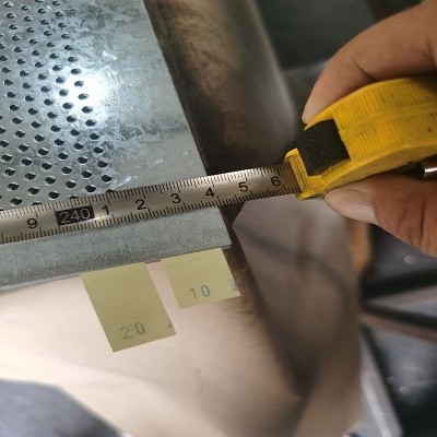 Feuillard perforé en aluminium enduit 10mm - 2500mm pour la construction