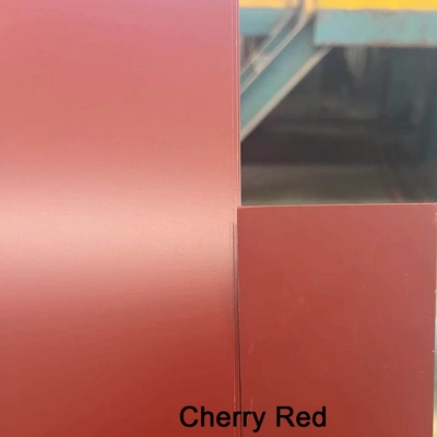 Une bobine en acier Galvalume prépeinte, peinture Akzo Nobel, rouge cerisier et brun.